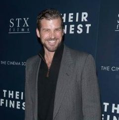 Jack Hartnett interpreta Tom Reda
