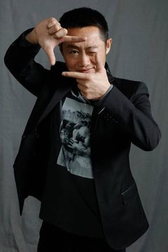 Sang Lin interpreta Brad Wong