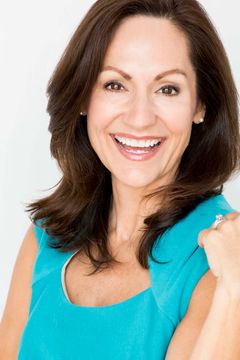 Donna Rusch interpreta Lauren Nevens