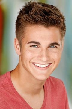 Evan Castelloe interpreta Derek