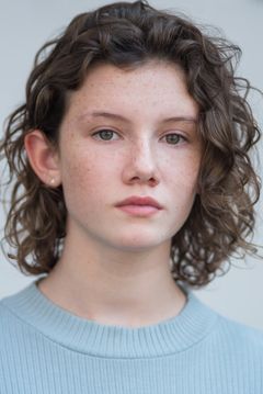 Bay Allebach interpreta Teen Girl #2