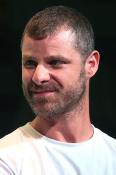 Matt Stone interpreta Kyle Broflovski / Kenny McCormick / Saddam Hussein / Terrance Henry Stoot / Big Gay Al / Ticket Taker / Stuart McCormick / Jimbo Kearn / Gerald Broflovski / Butters Stotch / Additional Voices (voice)