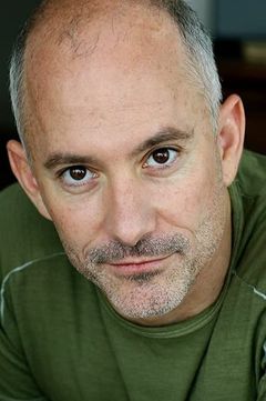 Jay Caputo interpreta Alpha