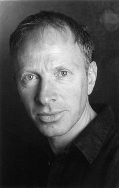 Mick Rose interpreta Brian