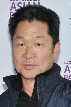 Simon Rhee interpreta Triad Assassin (uncredited)