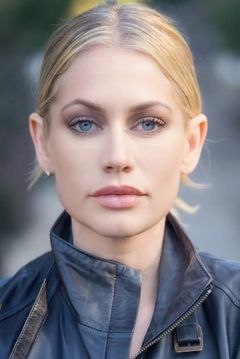 Jennifer Sipes interpreta Caroline