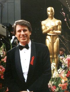 Dan Gifford interpreta Man in Hotel Lobby (uncredited)