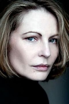 Anne Macina interpreta Laura