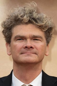 Simon Farnaby interpreta Barry