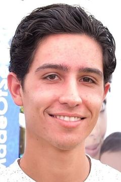 Lorenzo James Henrie interpreta Vulcan Bully