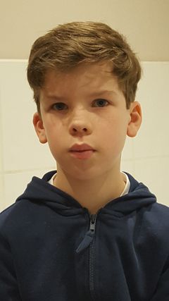 Keir Hills interpreta Andrew Wynne
