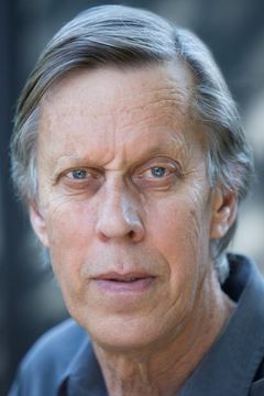 Bruce Spence interpreta Augustine