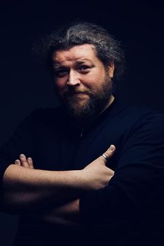 Rafael Banasik interpreta Barge Man #2