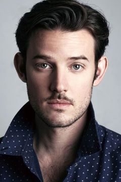 Evan Williams interpreta Brad