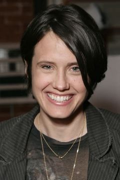 Leanna Creel interpreta Mother
