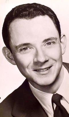 John Buckwalter interpreta Dr. Sindell