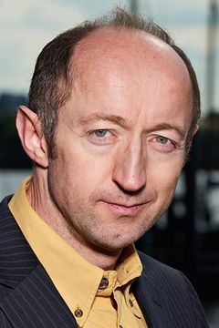 Tom Bonington interpreta Priest