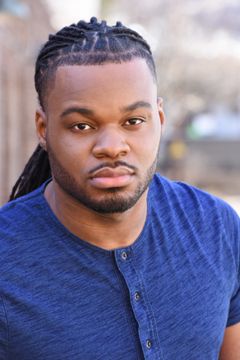 Emmanuel Hudson interpreta Market Shopper
