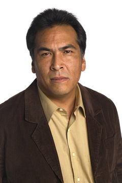 Eric Schweig interpreta Pesh-Chidin / El Brujo
