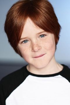 Finn Scicluna-O'Prey interpreta Henry Marriott