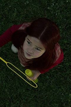 Brianna Bone interpreta Red Haired Girl