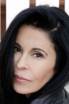 María Conchita Alonso interpreta Alice Matthias
