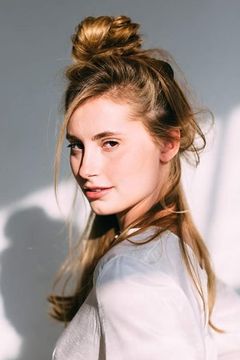 Annie Hamilton interpreta Grace Wicks