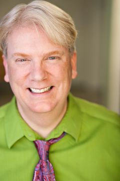 David C. Jones interpreta Doorman Fred