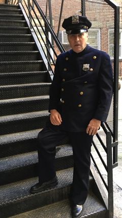 Timothy Klein interpreta Transporting Officer Kevin