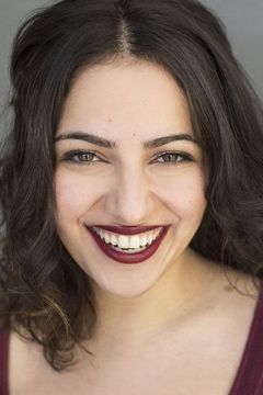 Ghazal Azarbad interpreta Van