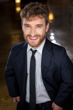 Nic Novicki interpreta Security Guard 2