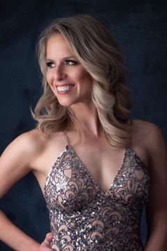 Stephannie Hawkins interpreta Sickly Mom