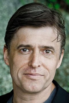 Marcus Hutton interpreta Grant