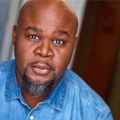 Tory O. Davis interpreta Security Guard
