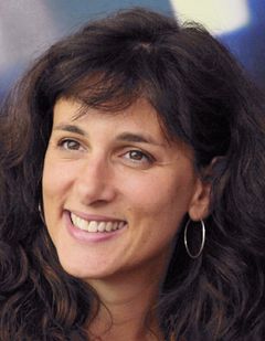 Mariela Besuievsky interpreta Woman in Airport