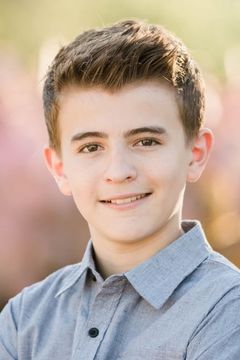 Collin Dean interpreta Additional Voices (voice)