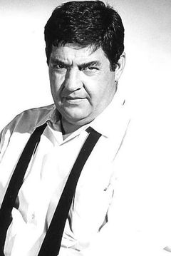 Stanley Adams interpreta Lieutenant Harding (uncredited)