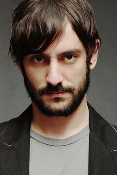 Marco Foschi interpreta Suicida, Cliente bar, Tossico, Conducente ambulanza, Fashion blogger J.J. Tristezza, Cliente pubblicità Bimbumbanca, Santo
