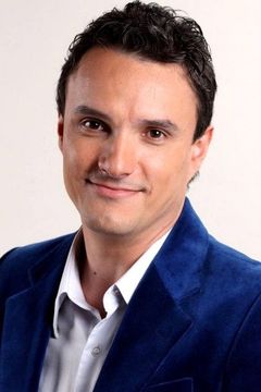 Angel Popescu interpreta Alex
