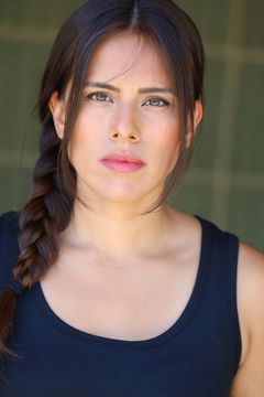 Maricela Garcia interpreta Bookstore Attendee