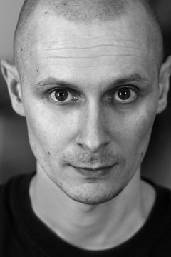 Paul Warren interpreta Emaciated Ian body
