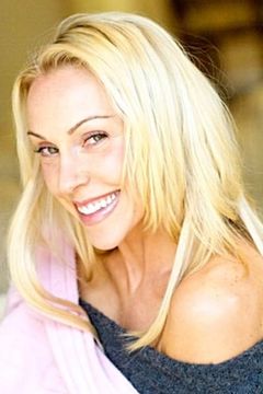 Kim Selby interpreta Barking Crab Waitress