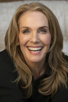 Julie Hagerty interpreta Elaine Dickinson