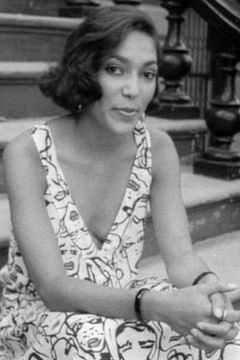 Raye Dowell interpreta Sister Evelyn Williams