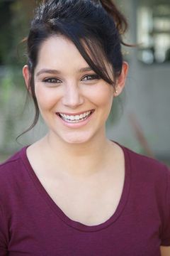 Victoria Truscott interpreta Musso & Frank Hostess (Gina)