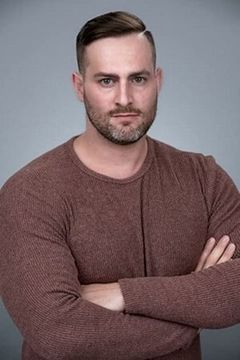 Justin Louis Weiss interpreta Corporal Dickerson