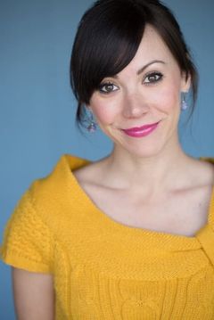 Renee Dorian interpreta Elaine