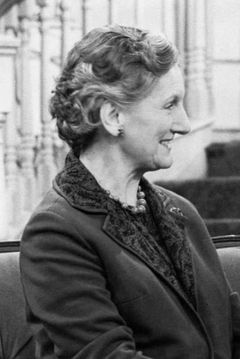 Jane Rose interpreta Edith McIlhenny