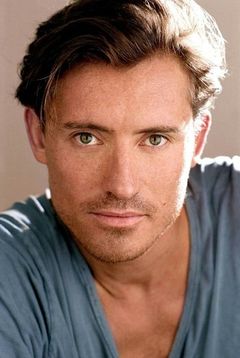 Caspar Zafer interpreta Finn Mikaelson