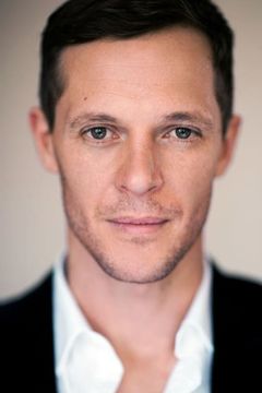 Gareth Reeves interpreta Prince Joachim